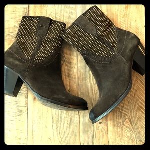 Vaneli suede boots like NEW ankle booties gold stud perfect for Y2K 8.5